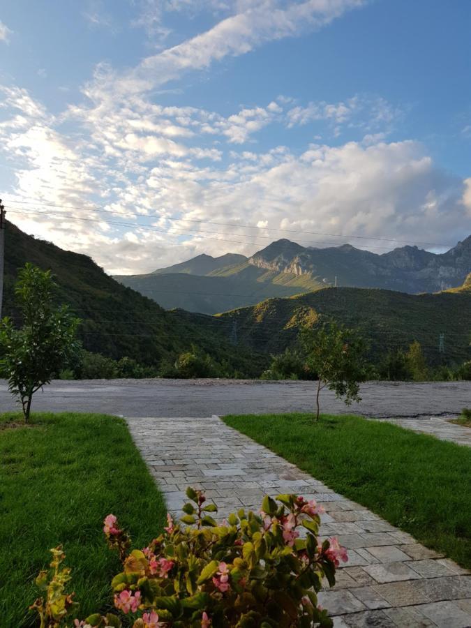 Lugina E Komanit Екстериор снимка