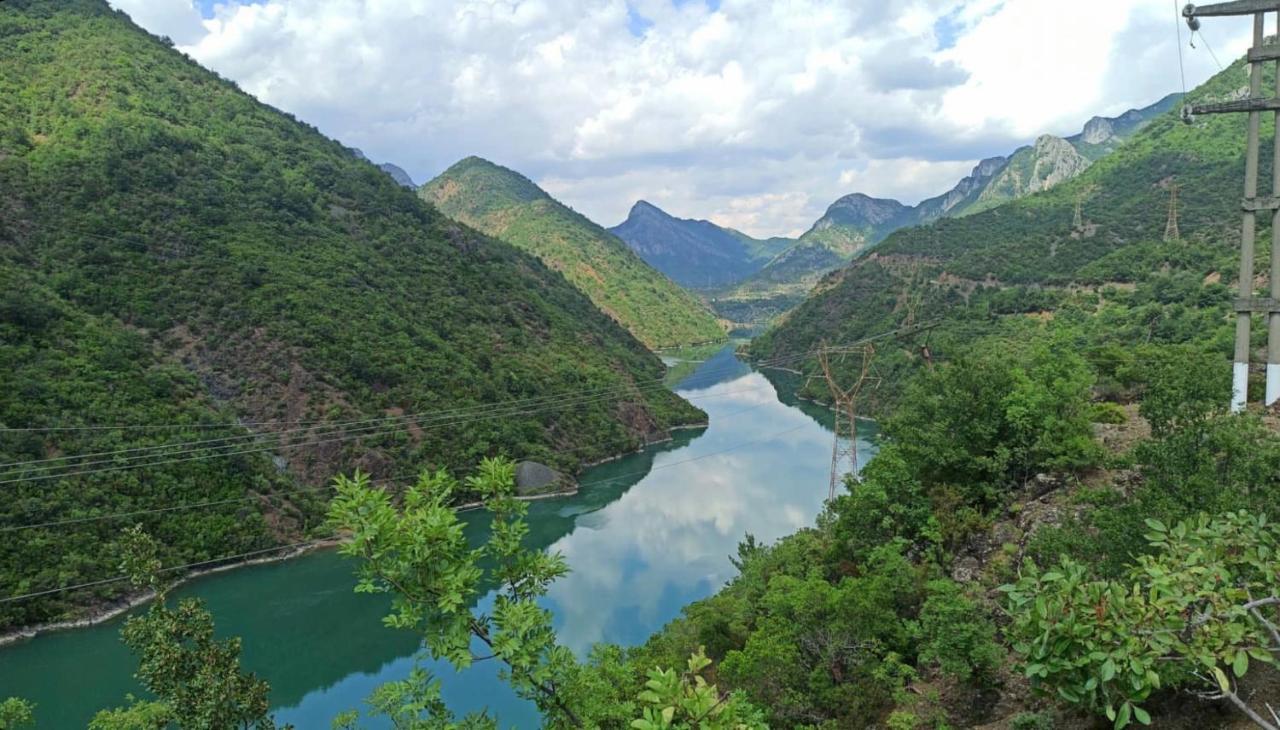 Lugina E Komanit Екстериор снимка