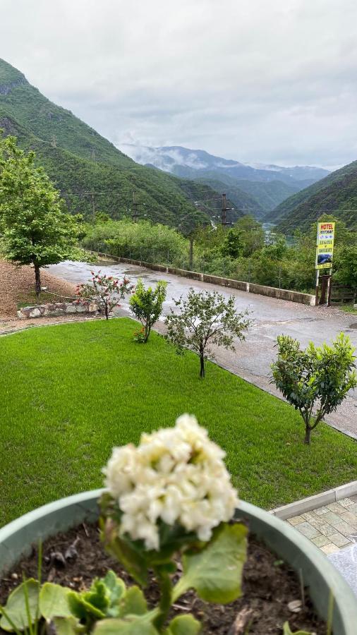 Lugina E Komanit Екстериор снимка